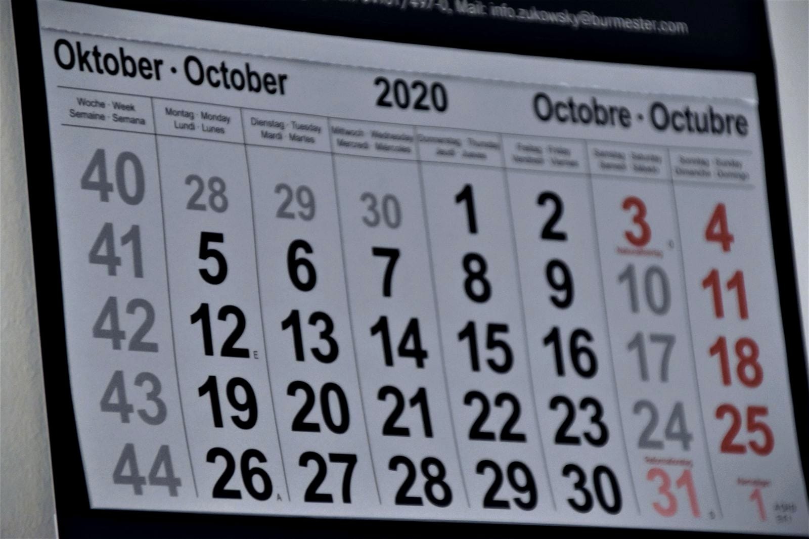 Calendário mensal de parede com os dias e as semanas numerados.